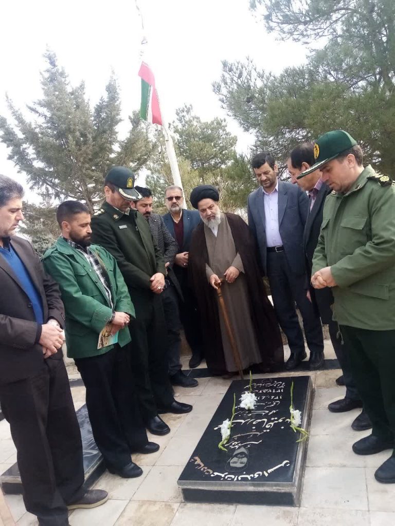 گلزار شهدای شهرستان کنگاور غبار روبی و عطرافشانی شد