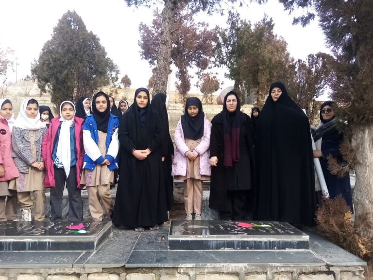 ادای احترام اعضای کانون پرورش فکری کودکان و نوجوانان به مقام شهدا