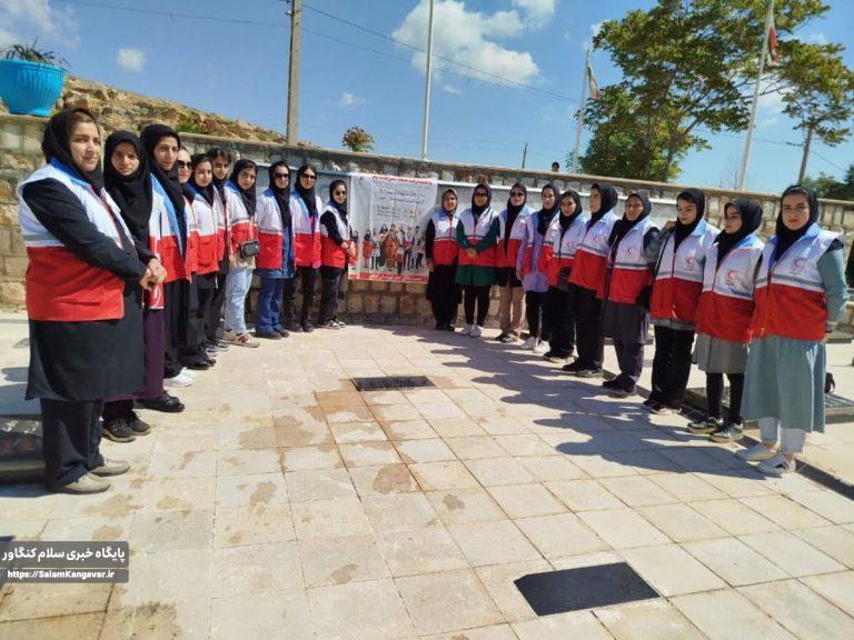 عطرافشانی گلزار شهدا توسط کارکنان هلال احمر